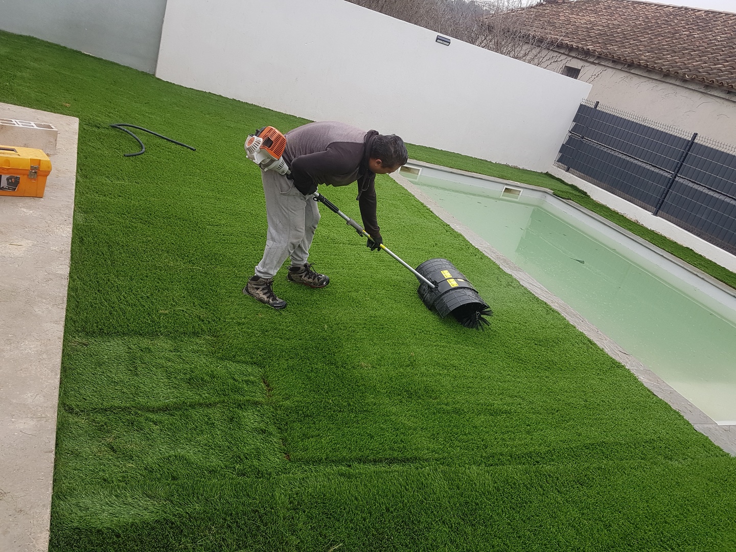 Brosser un gazon synthétique pour un aspect naturel